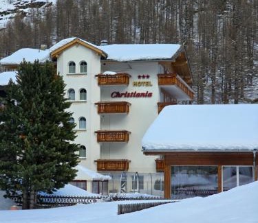 Saas Almagell Hotel | Wellness- und Schneesporthotel Christiania