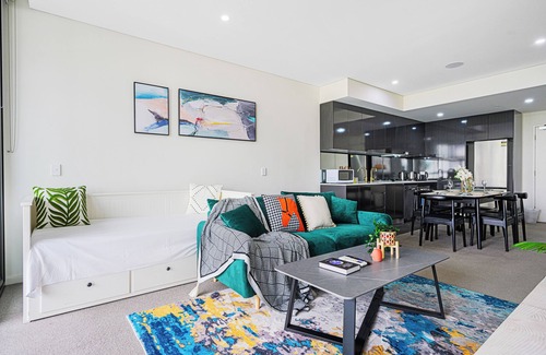 Sydney Olympic Park Apartment | Wentworth Point Modern 2Br with large belconyn
