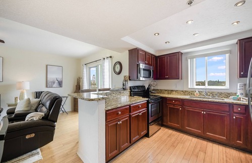 Indian Rocks Beach Condo | West Coast Vista 3E Bay View Condo with Beachfront Heated Pool