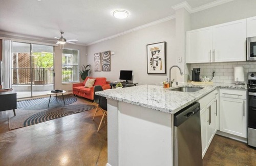 Downtown Dallas Apartment | West End Dist. Secured Parking, Pool and more!