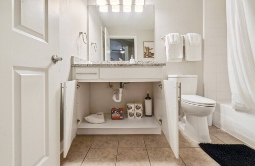 Downtown Dallas Apartment | West End Dist. Secured Parking, Pool and more!