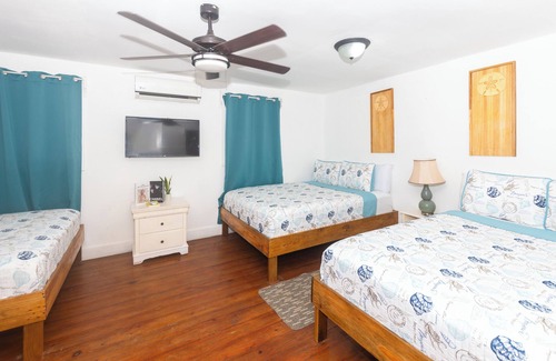 Half Moon Bay Hotel | West End Inn – Beachfront Triple Room in West End