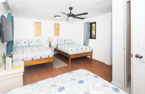 Half Moon Bay Hotel | West End Inn – Beachfront Triple Room in West End