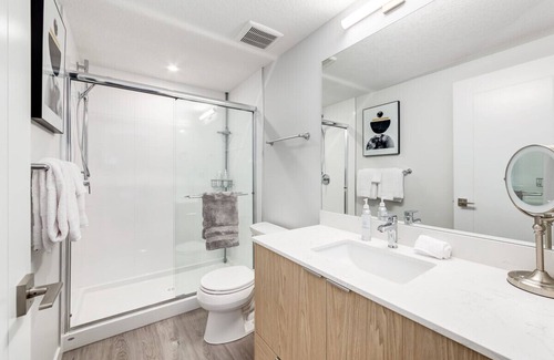 Marda Loop Apartment | West Facing w/ 2 King Beds, Great For Families