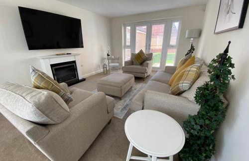 Milton Keynes House | Westergate - 4 Bed Luxury Home with free parking