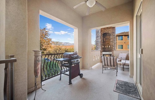 Hurricane Condo | Western Front - Rustic Charm & Comfort