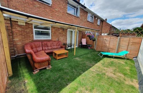 Luton House | Wetherne House, Beautiful Home, Parking Garden WiFi Self Check-in