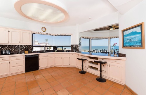 Las Conchas House | Whale of a Tale features panoramic beach views with floor to ceiling windows!