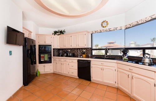 Las Conchas House | Whale of a Tale features panoramic beach views with floor to ceiling windows!