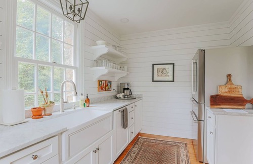 Lewis Mountain House | Whispering Cottage: Walk to Scott Stadium & JPJ