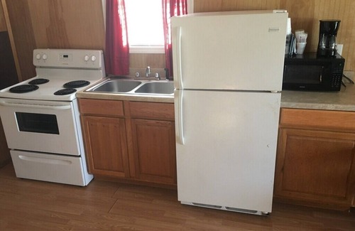 Newton Hotel | Whispering Creek Lodging & RV Resort