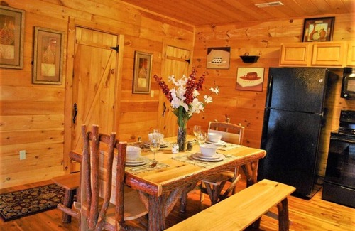 Gatlinburg - Pigeon Forge Cabin | Whispering Creek. Your Perfectly Located Smoky Mountain Cabin Experience.