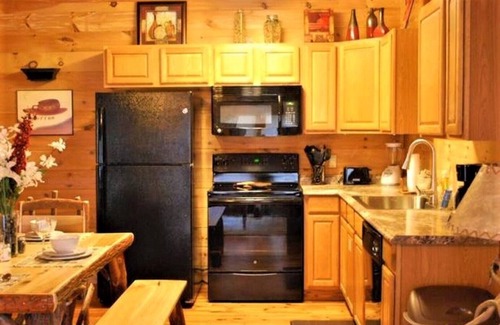 Gatlinburg - Pigeon Forge Cabin | Whispering Creek. Your Perfectly Located Smoky Mountain Cabin Experience.