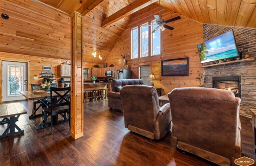 Gatlinburg - Pigeon Forge Apartment | Whispering Pines Retreat By Ghosal Luxury Lodging