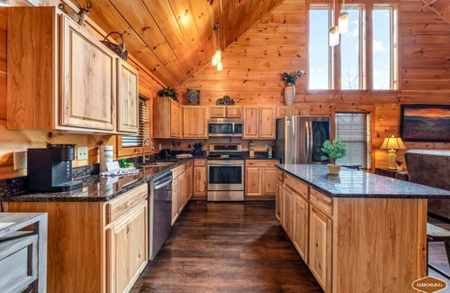 Gatlinburg - Pigeon Forge Apartment | Whispering Pines Retreat By Ghosal Luxury Lodging