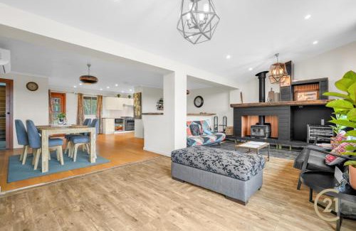 Cattai House | Whispering Wallaby Cottage - 33 Acre Property