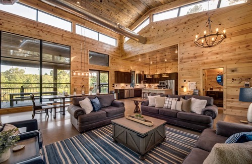 Broken Bow Cabin | Whistling Pines-18 Person One Level Cabin+Hot Tub+Game Room+Waterfront