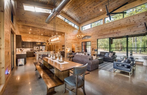 Broken Bow Cabin | Whistling Pines-18 Person One Level Cabin+Hot Tub+Game Room+Waterfront