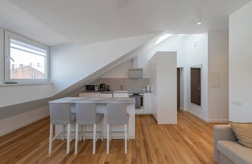 Old Town Apartment | White 1 BD Old Town Apartment by Hostlovers