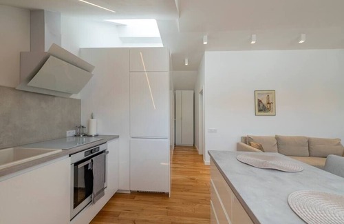Old Town Apartment | White 1 BD Old Town Apartment by Hostlovers