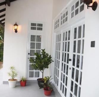 Ella Villa | White Amora Ella