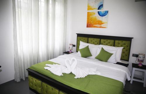 Ella Villa | White Amora Ella