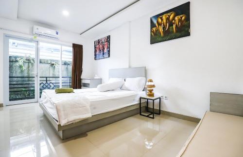 Peliatan House | White Blue House 1 - Pvt Room, Shared Pool&Kitchen