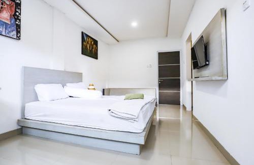 Peliatan House | White Blue House 1 - Pvt Room, Shared Pool&Kitchen