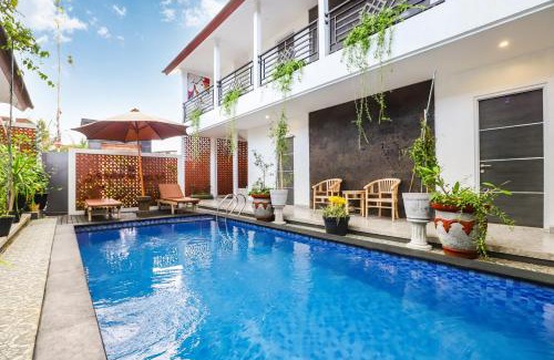 Peliatan House | White Blue House 1 - Pvt Room, Shared Pool&Kitchen