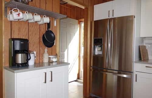 Douro-Dummer Cottage | White Lake Cottage - Kawarthas waterfront cottage with large, private frontage