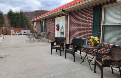 Green Valley Apartment | White Oak Lodge Guest House - Suite B