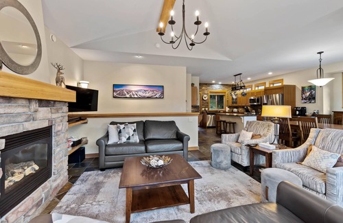 Fairways Ski Chalet | White Pines Chalet: Stunning, family friendly, 4BDRM Chalet w/Private Hot tub.