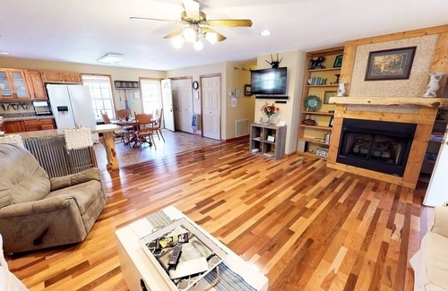 Mountain View House | WHITE RIVER CABIN, DIRECT RIVER ACCESS, AMAZING, TRANQUIL VIEWS ! Pet Friendly