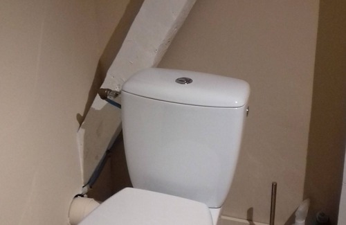 Bauge House | White room with private shower room and WC