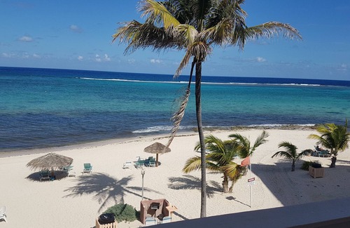 Colliers Bay House | White Sand, Oceanfront Unit w/ Balcony, Pools & Swim-Up Bars