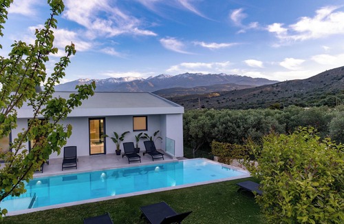 Megala Chorafia Villa | White View Villa by Alex – Your Dream Holiday in the Heart of Crete