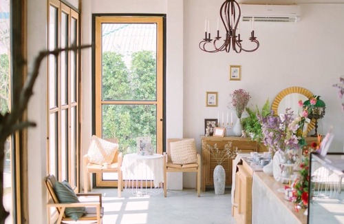 Kamphaeng Phet House | White Wall Riverfront Hotel