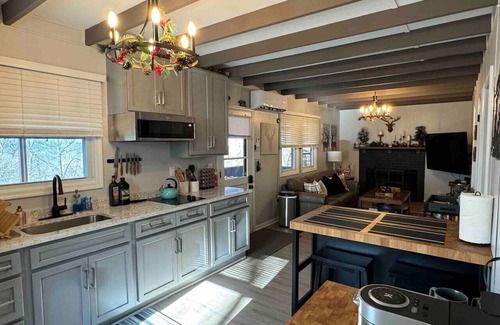 Linden Apartment | Whitetail Cabin | Couple`s Retreat w/Hot Tub