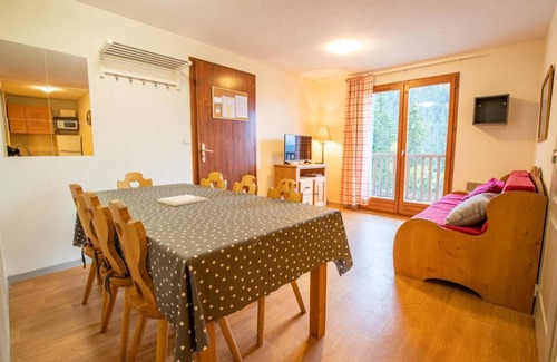 Valfrejus Apartment | Wifi, 200m from ski slopes, 1st floor, view mountain, balcony, tv, ski locker, 49m², Valfréjus
