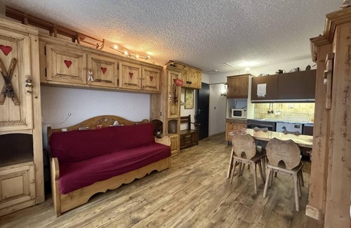 Correncon-en-Vercors Apartment | Wifi, ski-in/ski-out & foot of the slopes, 2nd floor, balcony, tv, 29m², Villard de Lans