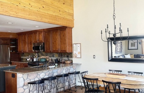 Wildernest House | Wildernest Lodge next to National Forest with kid and pet-friendly luxe interior