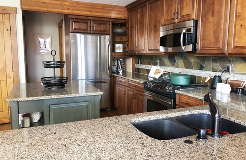 Wildernest House | Wildernest Lodge next to National Forest with kid and pet-friendly luxe interior
