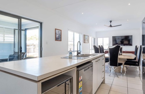 Meridan Plains House | Willow - Charming Retreat with Garden & Patio