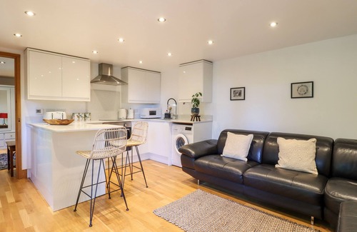 Dartford Cottage | WILLOW COTTAGE, romantic, with pool in Dartford