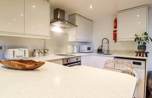 Dartford Cottage | WILLOW COTTAGE, romantic, with pool in Dartford