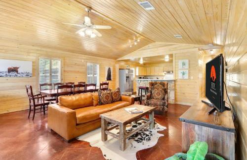 Wimberley House | Wimberley Log Cabins Resort and Suites- The Oak Lodge