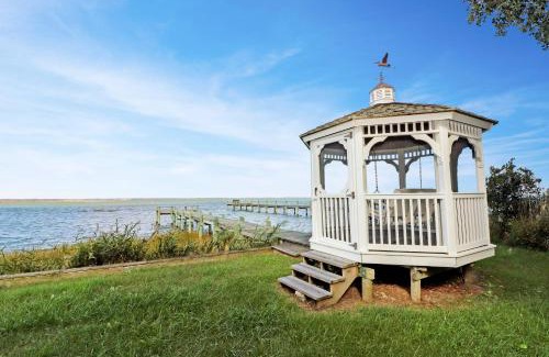 Chincoteague House | Windshadow - Waterfront & pet friendly!