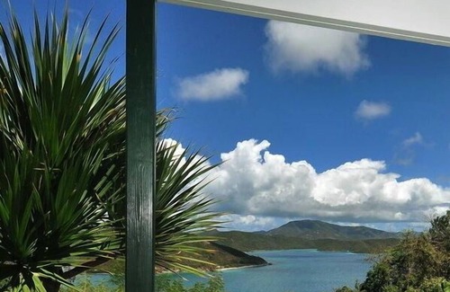 Estate Calabash Boom Villa | Windwardside: Quiet, Great View, Hot Tub, elegantly appointed, lush gardens