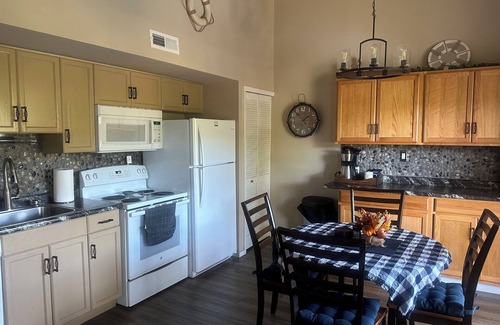 Branson House | Wine and Dine at Unit 9
