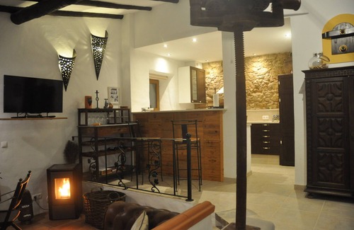 Obidos Cottage | Wine lovers romantic rural barn 7 km from Obidos complete with wine press!